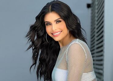 Kristal Silva sorprende con microfalda y maxibotas en tendencia