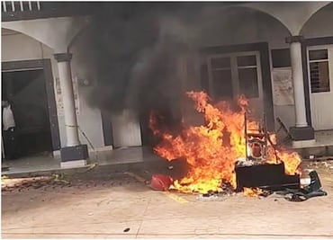 Queman patrullas en Zacualtipán en protesta por la muerte de abuelito golpeado por policías