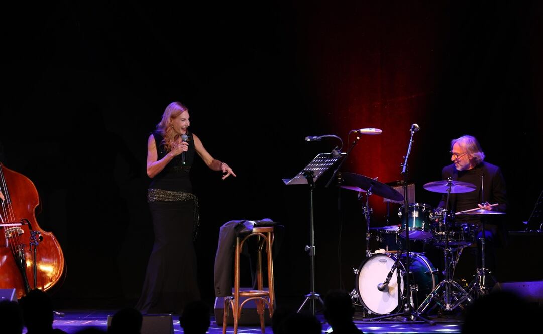 Concierto de la cantante alemana Ute Lemper en el lunario del auditorio nacional. Al final de su presentación cantó con Susana Zavaleta. Foto: Diego Simón Sánchez/EL UNIVERSAL.