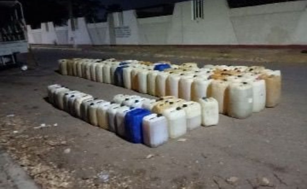 El hidrocarburo se encontraba distribuido en 47 tambos con capacidad de 200 litros, 40 bidones con capacidad de 50 litros y 20 garrafas con capacidad de 20 litros
Foto: Especial.