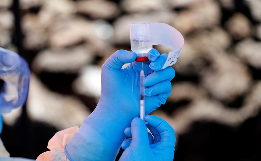 A health worker fills a syringe with Ebola vaccine before injecting it to a patient, in Goma, Democratic Republic of Congo - Photo: Baz Ratner/REUTERS