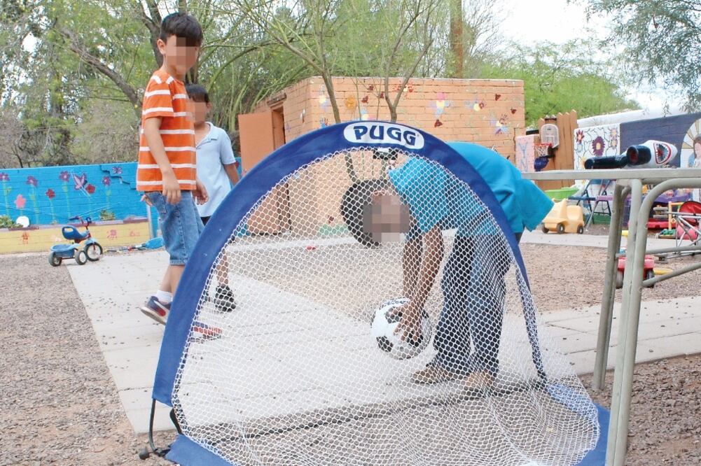 Niños juegan en el albergue Casa Alitas, en Tucson, Arizona, donde familias inmigrantes que han pedido asilo político pueden descansar (MARÍA LEÓN. EFE)