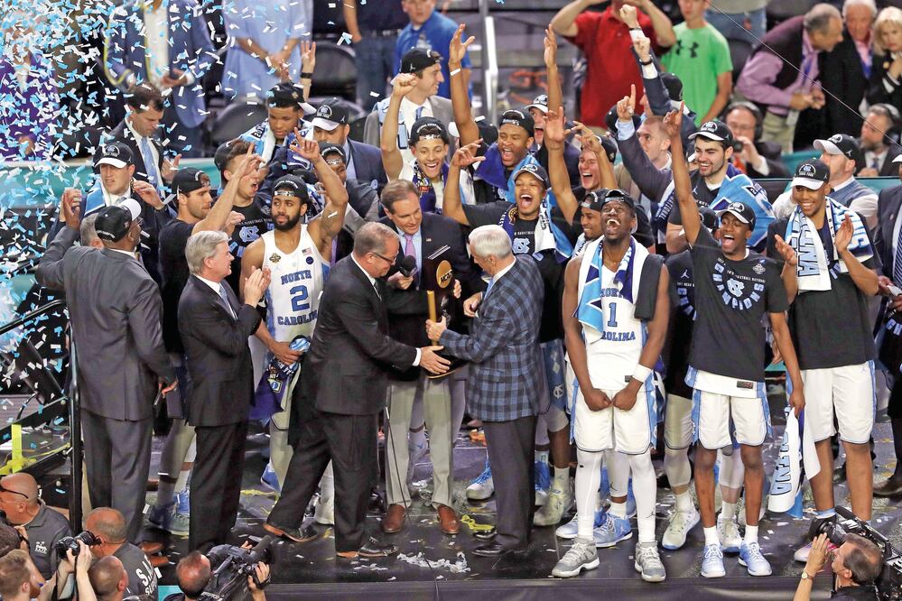 La satisfacción de la victoria se dibujó en el rostro de los jugadores de North Carolina. (MARK J. REBILAS.USA TODAY SPORTS)