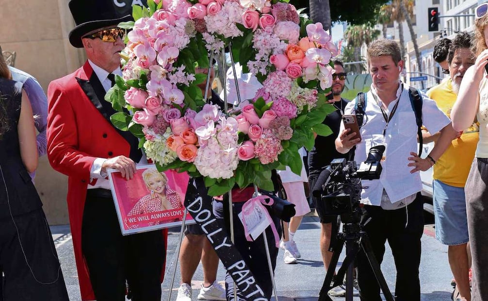 HOLLYWOOD, CALIFORNIA - AUGUST 25: A memorial wreath and flowers are placed on Dolly Parton's Star on the Hollywood Walk of Fame on August 25, 2026 in Hollywood, California. Parton passed away at the age of 80 on August 25, 2026 Frazer Harrison/Getty Images/AFP (Photo by Frazer Harrison / GETTY IMAGES NORTH AMERICA / Getty Images via AFP)