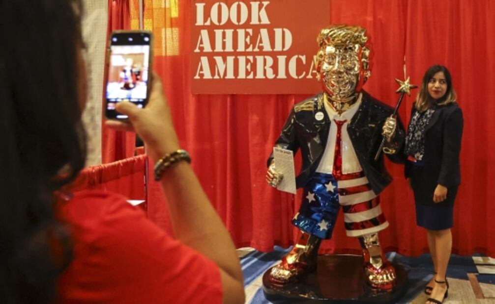 Estatua mexicana de Donald Trump dorado con chanclas causa sensación en Florida