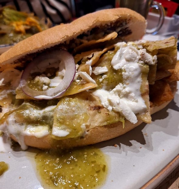Torta de chilaquiles con crema y queso. Foto: Wikimedia Commons