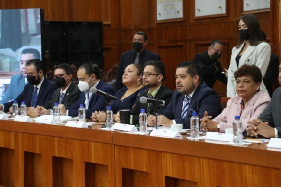 Diputados locales del PRI y PAN piden dignificar actividad de policías del Edomex 