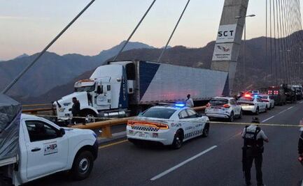 Tráiler impacta retén y mata a tres policías en la autopista Mazatlán-Durango; hay dos lesionados