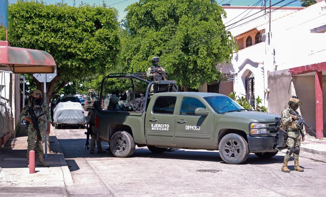 Elementos de la Sedena aseguraron un domicilio en la colonia Guadalupe Victoria, al oriente de Culiacán. Las Fuerzas Armadas acordonaron la zona para evitar el acceso. Foto: Iván Medina | 24 mm