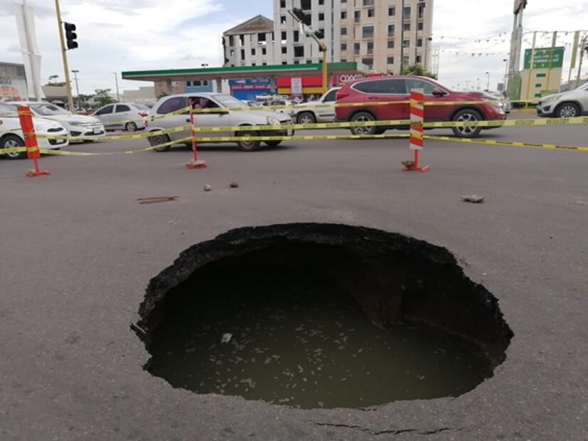 Lluvias forman enorme socavón en Culiacán