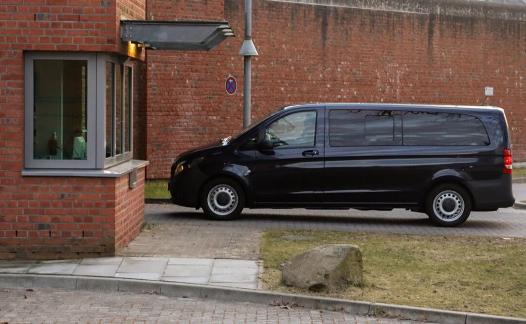 Imagen de una furgoneta sin identificar en la que presuntamente el expresidente catalán Carles Puigdemont es trasladado a la cárcel de Neumünster tras comparecer ante un juez alemán que dictaminó que seguirá detenido en Alemania (Foto: EFE)