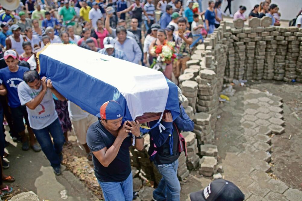 Familiares de José Esteban Sevilla, muerto el fin de semana pasado durante los enfrentamientos con la policía antidisturbios y los paramilitares durante la “Operación Limpieza”, llevan su ataúd por Masaya para su sepelio (MARVIN RECINOS. AFP)