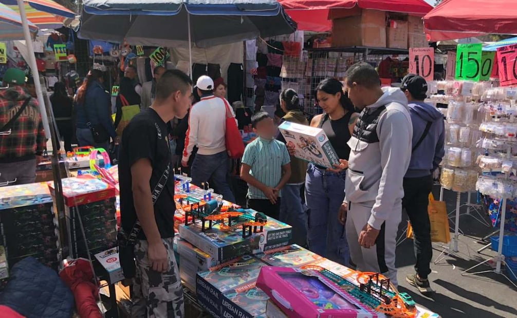 decenas de personas abarrotan los tianguis de juguetes previo a Día de Reyes (05/01/2026). Foto: Diego Israel / EL UNIVERSAL