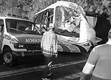 Un muerto y 8 heridos deja choque entre autobús y tráiler en la carretera Atzalan-Tlapacoyan, Veracruz