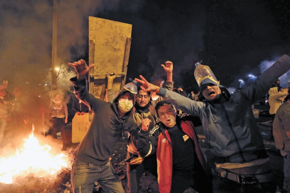 Manifestantes y autoridades celebraron anoche en Quito el acuerdo logrado entre el gobierno e indígenas que pone fin al gasolinazo y las protestas en el país. JOSÉ JÁCOME. EFE