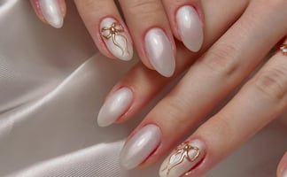 Uñas Cloud Dancer: 5 diseños para llevar el color del año 2026