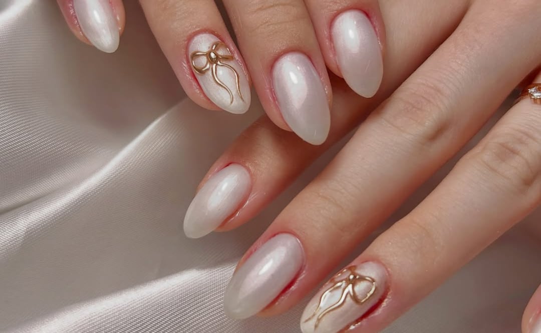 Diseños para llevar el Color del Año 2026 en tus manos. Foto: Instagram: @mona_nails_art