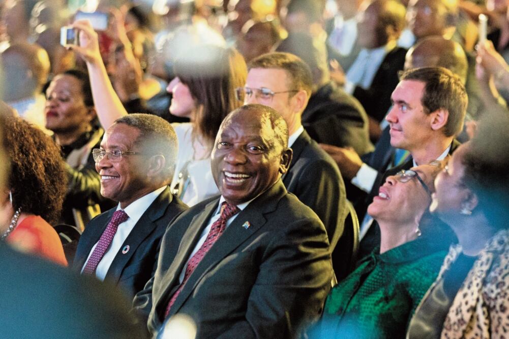 Mandatario. Cyril Ramaphosa, presidente de Sudáfrica, ayer al celebrar los resultados de la Comisión Electoral Independiente, en Pretoria. Foto: JEROME DELAY. AP