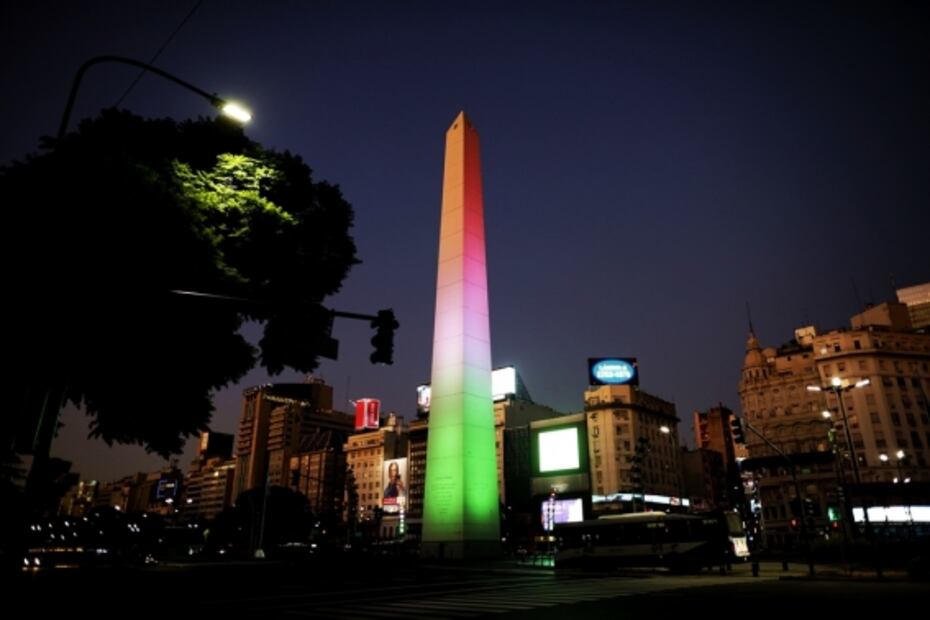 Monumentos del mundo se iluminan para mostrar solidaridad ante coronavirus 