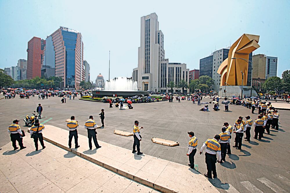 Un escaso número de maestros mantuvieron por espacio de tres horas un plantón sobre Paseo de la Reforma, a la espera de la respuesta de las autoridades