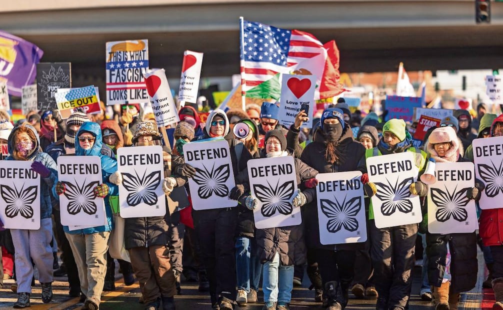 Asistentes a una manifestación contra ICE
en un barrio de Minneapolis, Minnesota,
el 20 de diciembre pasado, donde viven y trabajan numerosos inmigrantes somalíes, latinos e hispanos. Foto: Kerem Yucel / AFP