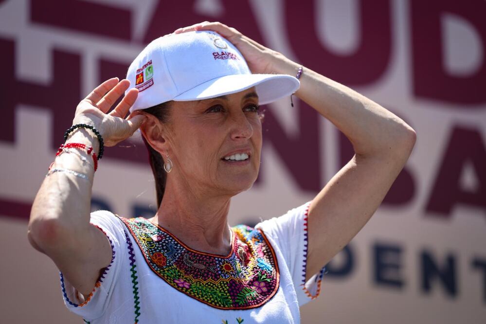 Claudia Sheinbaum en la plaza principal de Tecomán, Colima. FOTO: DIEGO SIMÓN SÁNCHEZ