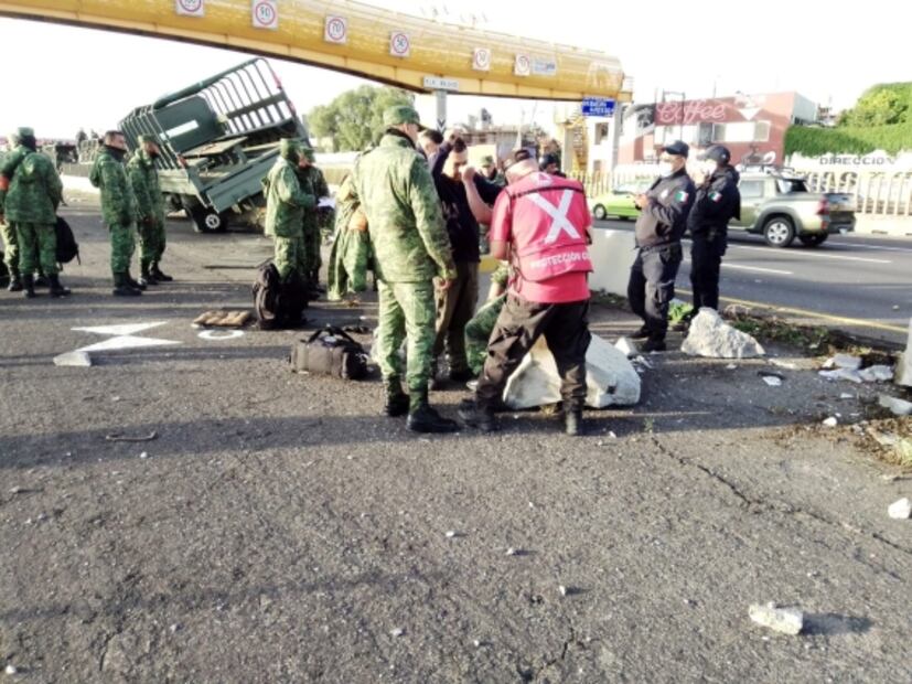 Camión de la Sedena vuelca en la México-Puebla; hay tres militares lesionados