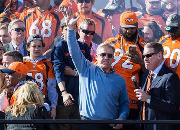 Los aficionados celebran con los Broncos en Denver
