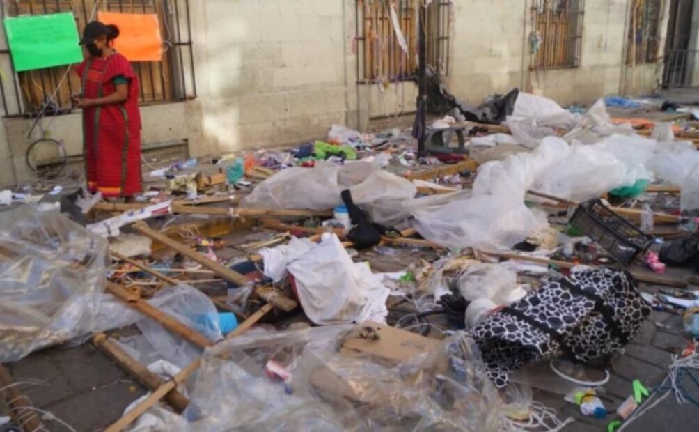 Mujeres desplazadas triquis protestan por desalojo del Palacio de Gobierno de Oaxaca; acusan represión policial