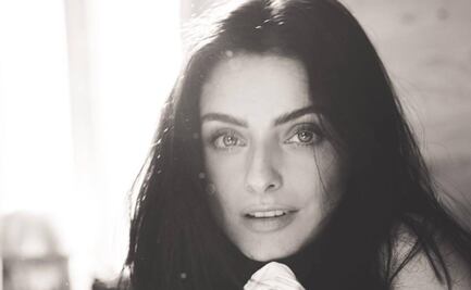 Aislinn Derbez comparte fotos de cómo despierta cada mañana usando sólo una sábana