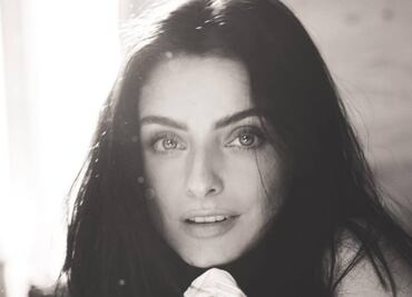 Aislinn Derbez comparte fotos de cómo despierta cada mañana usando sólo una sábana