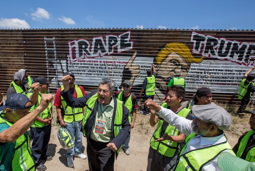 Activistas en apoyo a migrantes, se manifestaron frente al mural alusivo al aspirante a la presidencia de EU, Donald Trump.