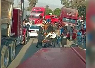 VIDEO: Policías de Ixtapaluca golpean a elementos de la Guardia Nacional en la México-Puebla