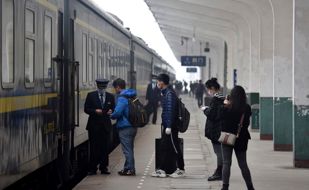 Los trenes que transportan obreros a sus fábricas empezaron a correr. Foto: AP