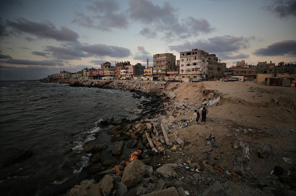 Aguas residuales al mar Mediterráneo. Foto: EFE/Mohammed Saber