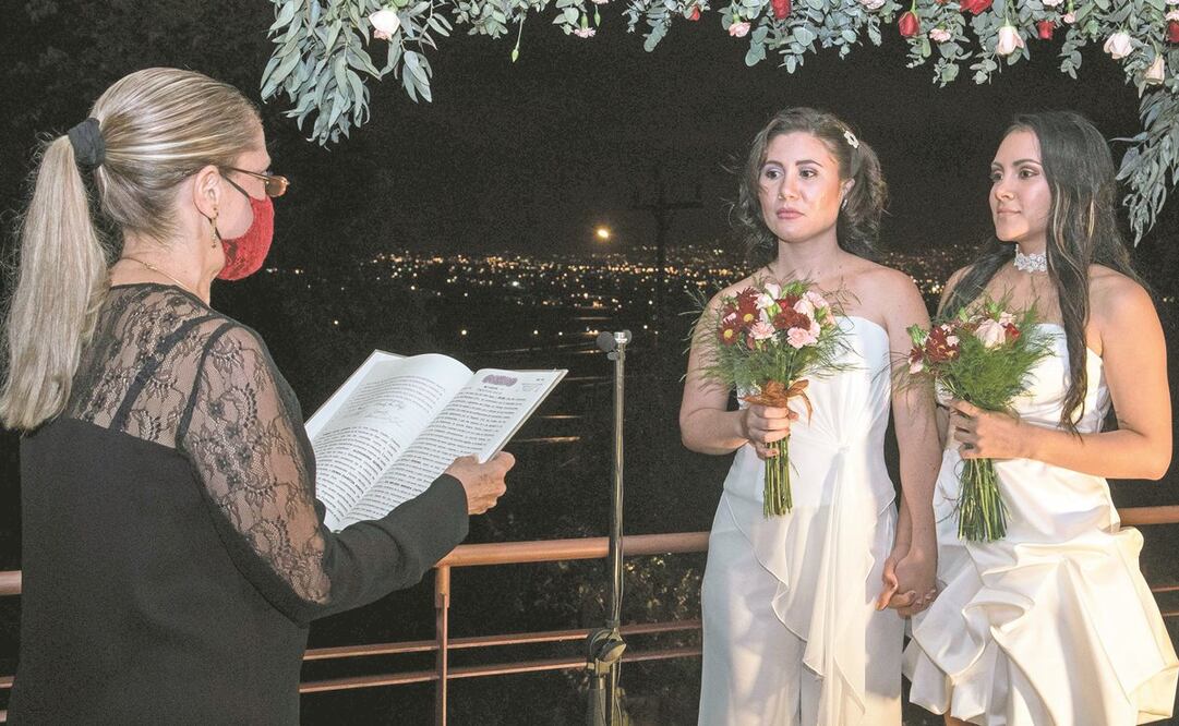 Alexandra Quirós y Daritza Araya quisieron ser las primeras en casarse frente a un notario. Foto: EZEQUIEL BECERRA. AFP