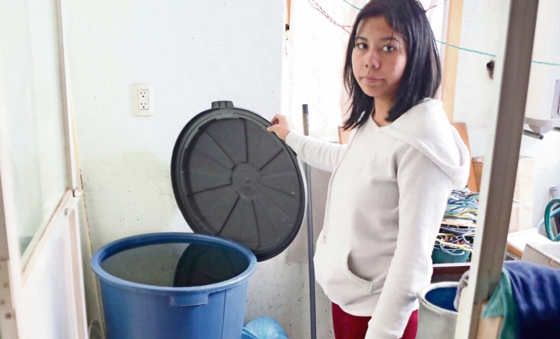 Michelle Díaz, de la Unidad Habitacional La Purísima, llenó un bote de agua, el cual, dijo, “durará dos días”. Para ahorrar prevé usar platos desechables (ARIEL OJEDA. EL UNIVERSAL)