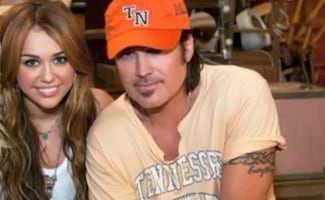 Padre de Miley Cyrus responde legalmente a mujer que afirma ser la madre biológica de la cantante