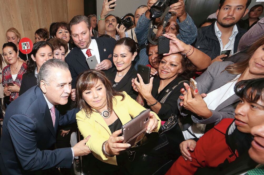 El aspirante a la presidencia del PRI Manlio Fabio Beltrones recibió ayer el apoyo de mujeres priístas en el salón Alfonso Reyes de la sede nacional del tricolor (ESPECIAL)