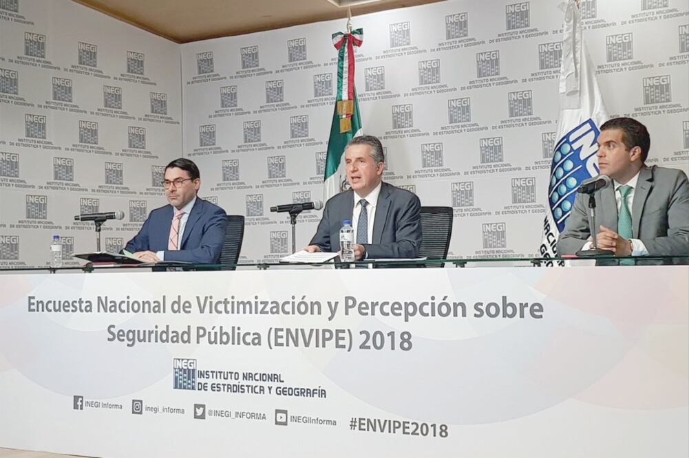 La Envipe, presentada por el presidente del Inegi, Julio Santaella Castell (centro), estima que en 2017 se cometieron 33.6 millones de delitos, 2.5% más que el año anterior. Foto: TOMADA DE TWITTER