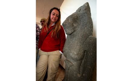 Descubren restos de estatuas de la diosa faraónica de la guerra en Egipto