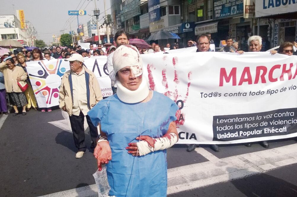 Los manifestantes realizaron un performance encabezado por una mujer golpeada que representaba la violencia; jóvenes vestidas de quinceañeras personificaron a asesinadas en Ecatepec (JUAN MANUEL BARRERA. EL UNIVERSAL)