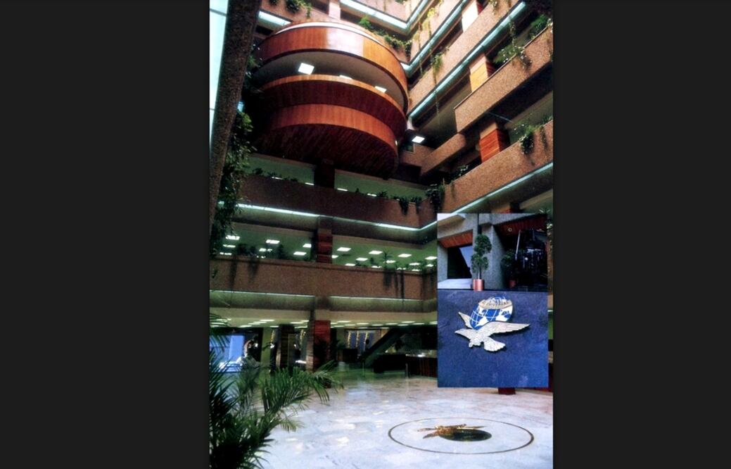 Una fotografía de los años ochenta del interior de las modernas instalaciones del nuevo edificio de El Gran Diario de México. En la imagen destaca la sala de espera ovalada del tercer piso de Bucareli 8, donde se encuentra la Presidencia de EL UNIVERSAL. Imagen: Col. Villasana-Torres