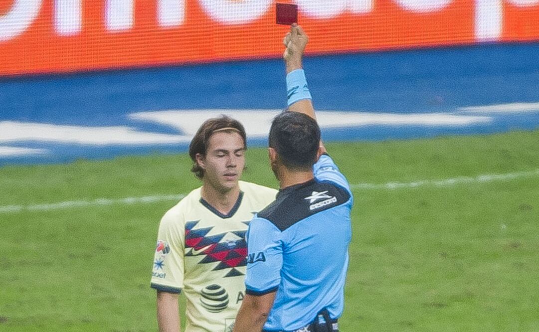 Córdova fue expulsado al minuto 52. Fotos: Mexsport