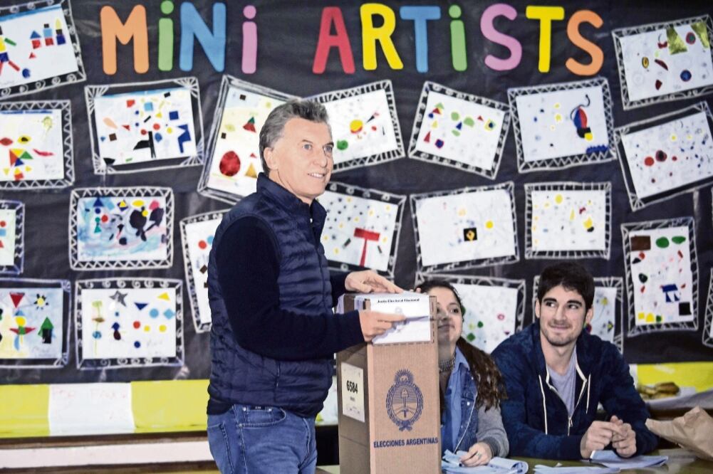 El presidente de Argentina, Mauricio Macri, al emitir su voto en un centro, en Buenos Aires. Se eligieron en todo el país a 127 diputados nacionales, la mitad de la Cámara, para 2017-2021, así como a 24 senadores, un tercio del total de bancadas.