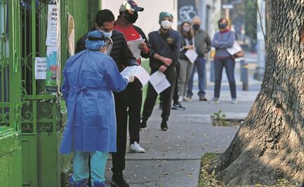 Capitalinos reciben el año y buscan pruebas de Covid-19