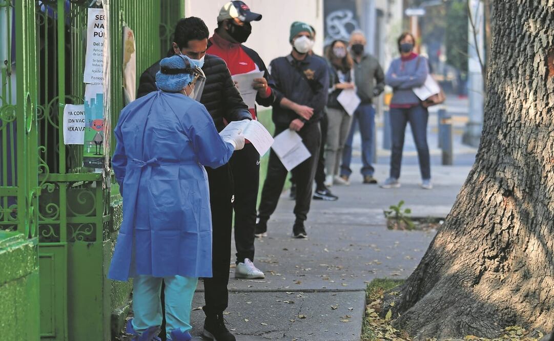 A temprana hora, decenas de personas acudieron al Centro de Salud T-III Mixcoac a realizarse un test. Foto: Hugo García. EL UNIVERSAL