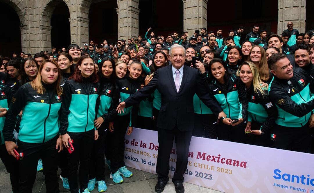 Andrés Manuel López Obrador con los deportistas de los Juegos Panamericanos - Foto: @lopezobrador_ en X