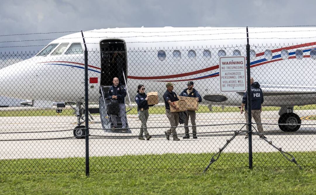 Agentes extraen cajas etiquetadas como evidencia de un avión que, según las autoridades, pertenece al presidente venezolano, Nicolás Maduro. Foto: EFE