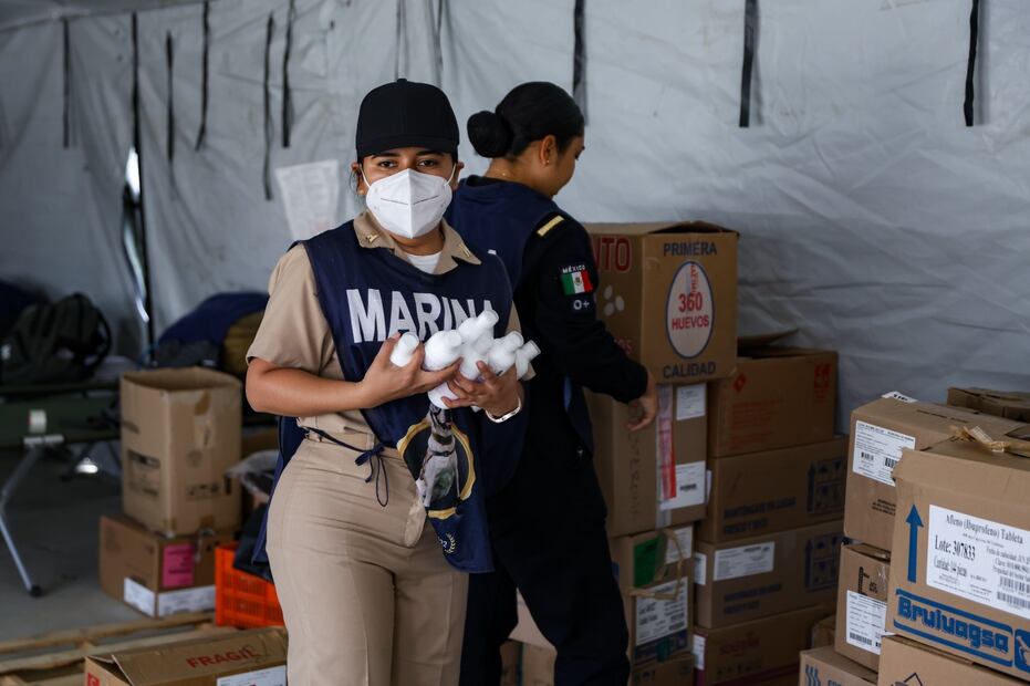 Elementos de la Marina reparten raciones de comida y agua para la población afectada por las inundaciones en Chalco. (Foto: Hugo Salvador/ EL UNIVERSAL)